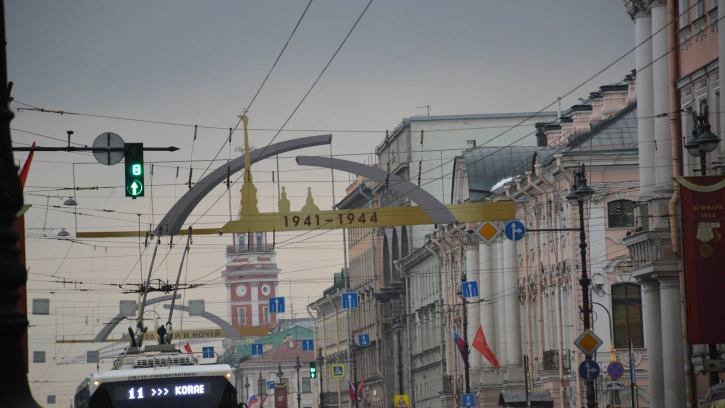 Ко Дню снятия блокады Ленинграда Петербург украсят знаменами и флагами Победы