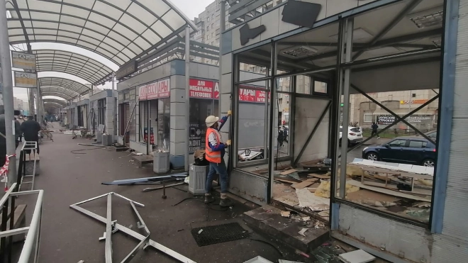 На проспекте Энгельса демонтировали кафе и магазины