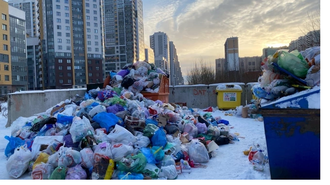 Эколог заявил, что не видит скорого решения проблемы с вывозом мусора в Петербурге
