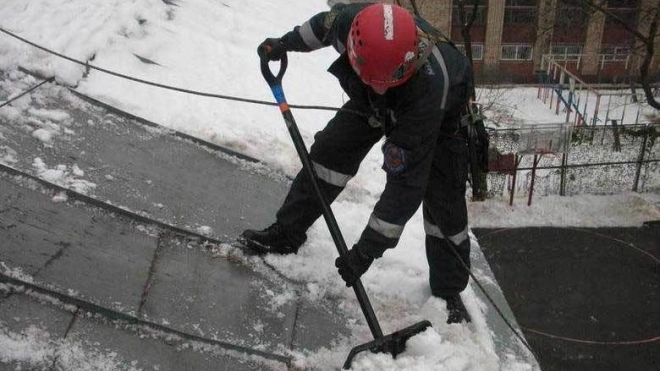 Коммунальщики отчистили крыши 177 петербургских домов от снега
