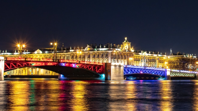 Дворцовый мост подсветят цветами российского триколора в честь годовщины со дня присоединения Крыма
