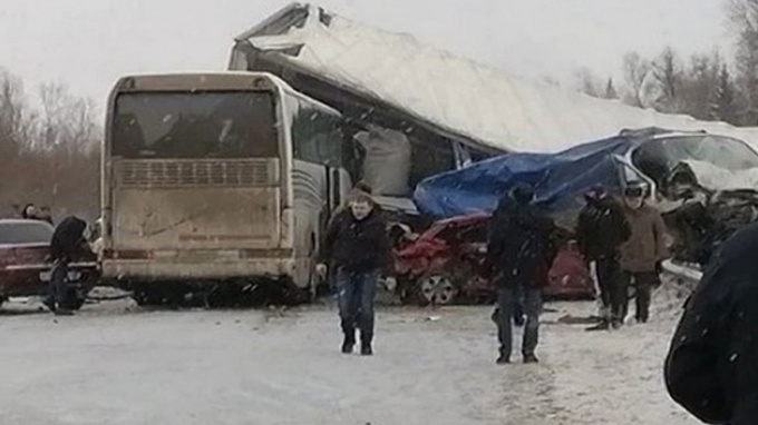В Пермском крае автобус со школьниками попал в массовое ДТП