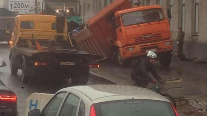 Во время укладки асфальта у Светлановской площади у Камаза отвалился кузов