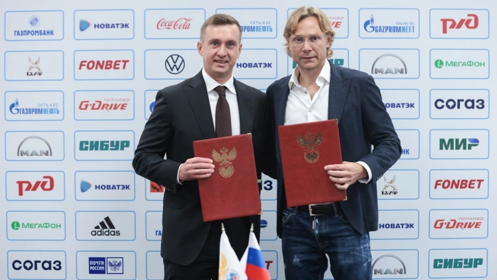 Карпин официально вступил в должность главного тренера сборной России