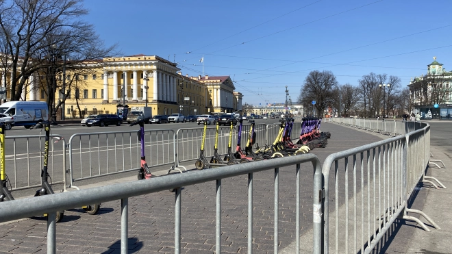 На Дворцовой площади выставили ограждения в преддверии нового митинга