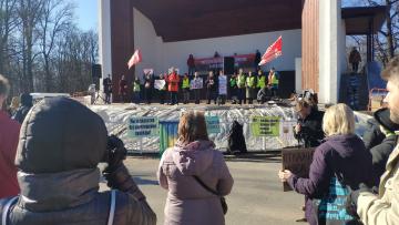 Жители МО "Приморское городское поселение" митингуют против застройки соснового леса