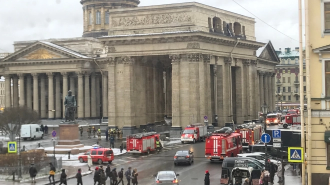 Петербуржцев напугало скопление автомобилей МЧС у Казанского собора 
