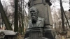 Александр Беглов возложил цветы на могилу Федора Достоев...