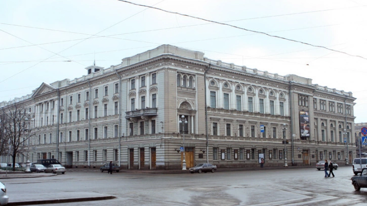 На фасадах консерватории Римского-Корсакова начались реставрационные работы 