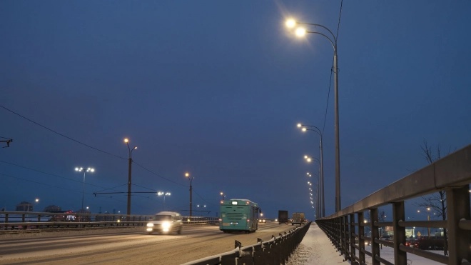 На Парнасском путепроводе установили 106 новых светодиодных фонарей