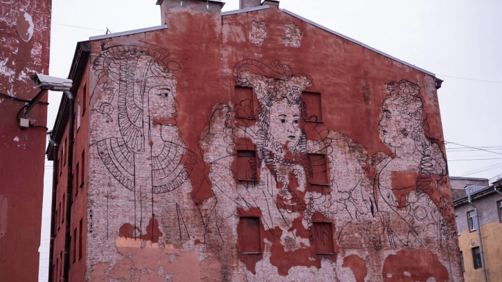 На Боровой улице Петербурга закрасили очередное граффити