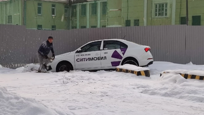 Таксиста, который избил муниципального депутата в Петербурге, задержали