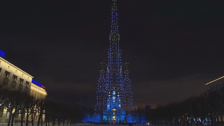 В Петербурге тысячи дронов нарисовали в небе колокольню Смольного собора 