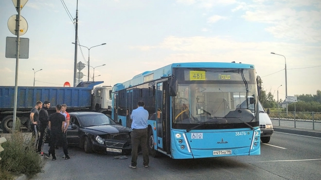 В Петербурге этим утром произошло три аварии с участием автобусов