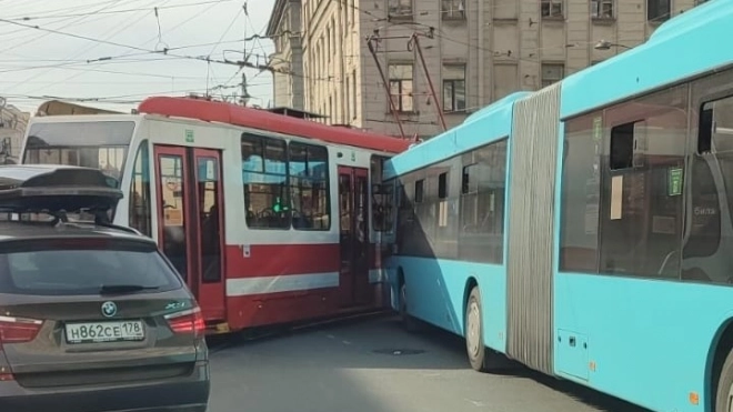 Число аварий с трамваями в Петербурге выросло в 2,3 раза за шесть месяцев