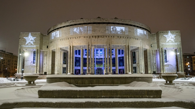 Фасады зданий в Петербурге украсили световые проекции в честь Ленинградской Победы