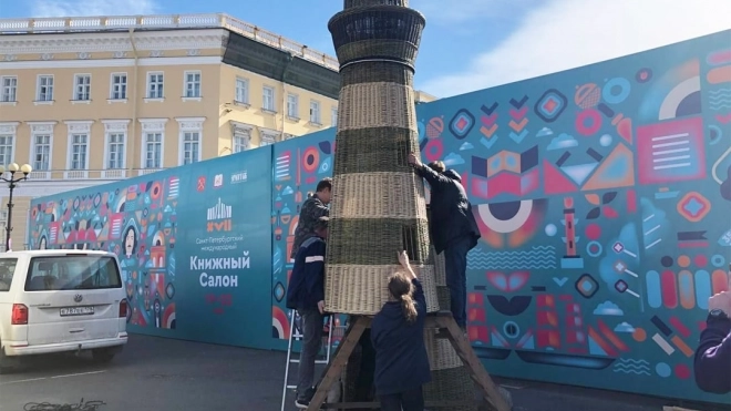 Книжный маяк появился на Дворцовой площади 