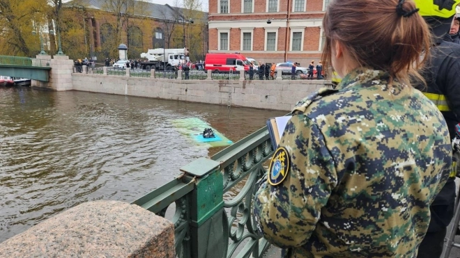 Жительница Петербурга рассказала, как откачивали мужчину на крыше утонувшего автобуса