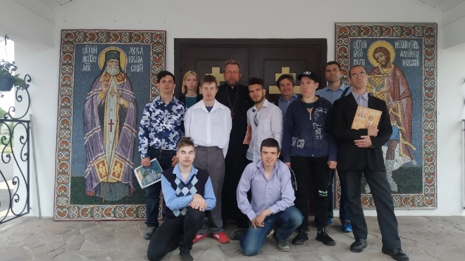 Воспитанники социального центра подарили храму в Романовке мозаичные иконы 