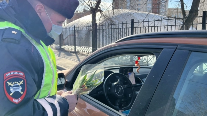 В Невском районе сотрудники ДПС вручили женщинам-водителям цветы