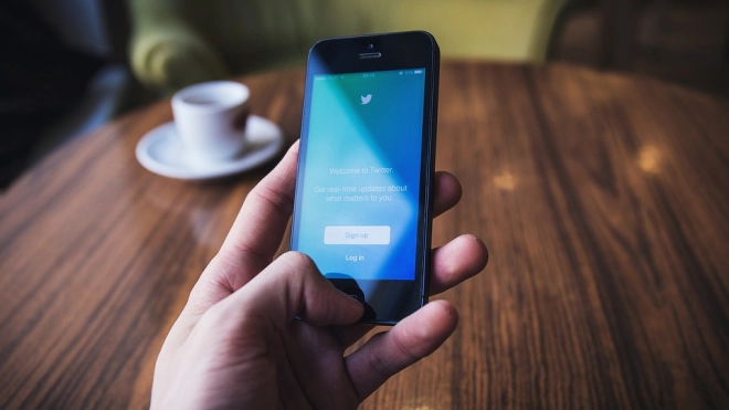 В Twitter пользователи смогут сообщать о твитах с ложной информацией 