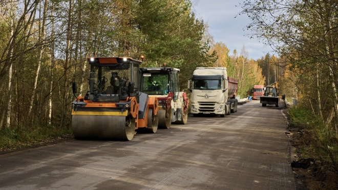 Ведущую на поселок Ромашки дорогу продолжают ремонтировать в Ленобласти