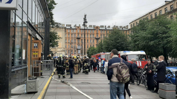 Метро чернышевская последние новости. Метро Чернышевская Санкт-Петербург. Чернышевская метро. Чернышевского закрыта площадь Восстания очередь у метро. От Восстания до Чернышевской.