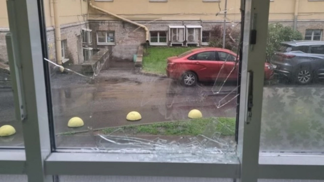 В петербургской больнице пьяный хулиган разбил окно в приемном покое