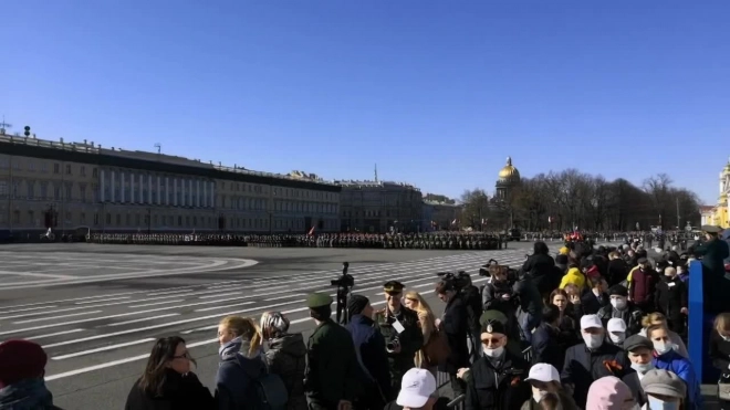 На Параде Победы петербуржцы забыли о масках и социальной дистанции
