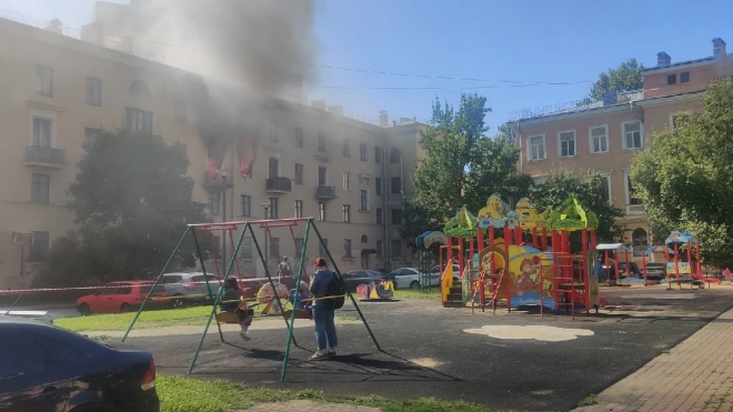 В Кировском районе загорелся мусор в здании КРД