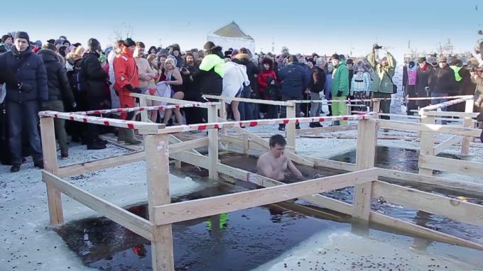 В РПЦ призвали верующих отказаться от крещенских купаний из-за пандемии