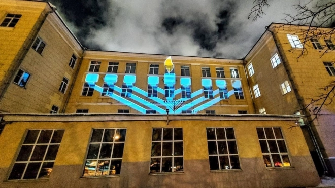 Фасад еврейской школы в Петербурге украсила огромная ханукия  