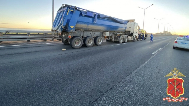 Остановившийся из-за поломки автомобиля мужчина погиб в ДТП на петербургской дамбе