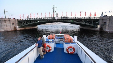 В Петербурге запустили кольцевой маршрут водного транспо...