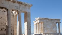 Греция отменяет семидневный карантин для туристов из России