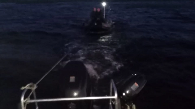 Двум мужчинам на резиновой лодке помогли вернуться на берег с Ладожского озера