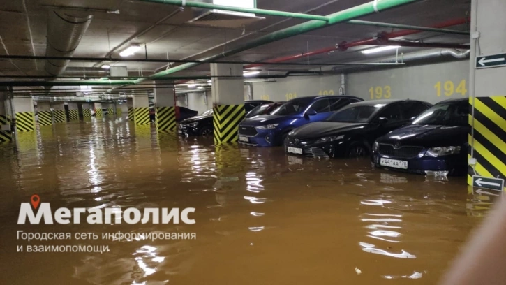На Заневском проспекте два десятка автомобилей затопило в подземном паркинге