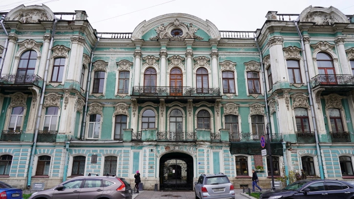 В Петербурге объявили конкурс на реставрацию фасада дома Бутурлиной на улице Чайковского 