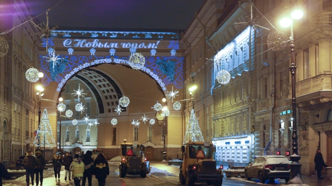 В Петербурге завершили украшение города к Новому году и Рождеству