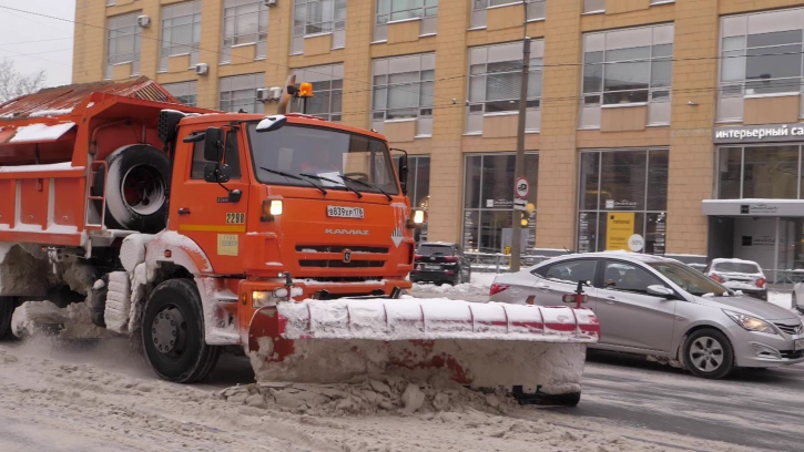 Более 7,7 тысяч кубометров снега вывезли с улиц Петербурга за сутки 