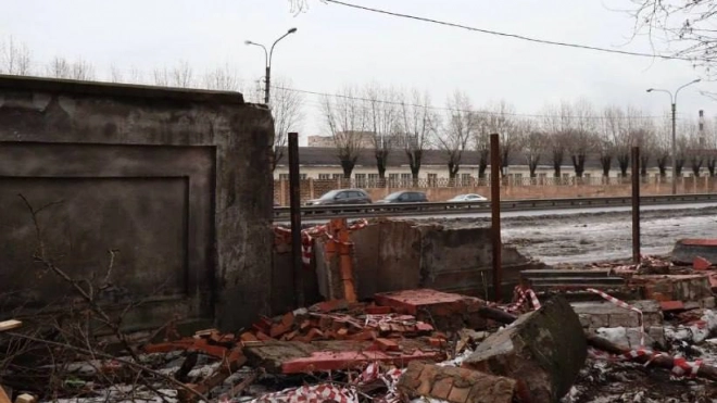 Вандалы разрушили ограду знаменитого мясокомбината имени Кирова