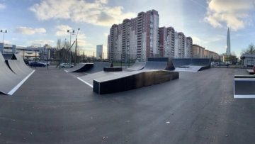В Приморском районе появился новый сквер со скейт-площад...