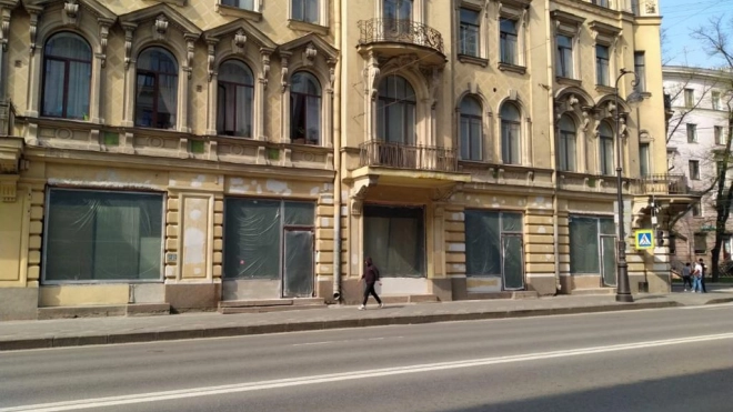В доме Шведерского незаконно заменили исторические витринные окна