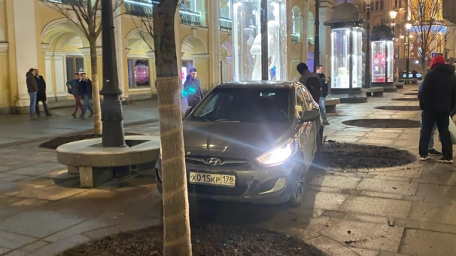 В центре Петербурга иномарка сбила девушку и парня на автобусной остановке