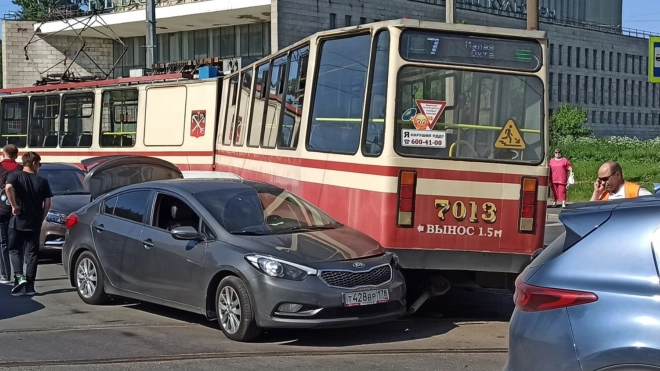 Трамвай сошел с рельсов на проспекте Обуховской Обороны и задел автомобили