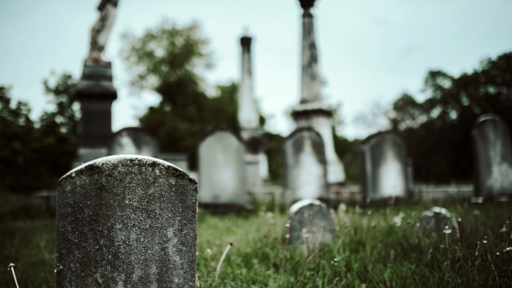 Вандалы повредили четыре надгробия на Богословском кладбище 