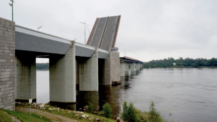 Разводка Ладожского моста вновь оставит на один час движение на трассе "Кола" 