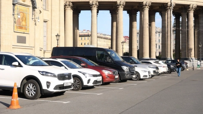 На перехватывающих парковках Петербурга к 2025 году появятся зарядки для электромобилей