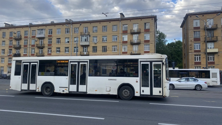 В Петербурге на восьми популярных маршрутах увеличили количество автобусов 