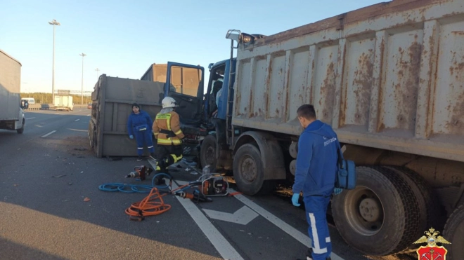 Водитель самосвала погиб в массовой аварии на КАД 